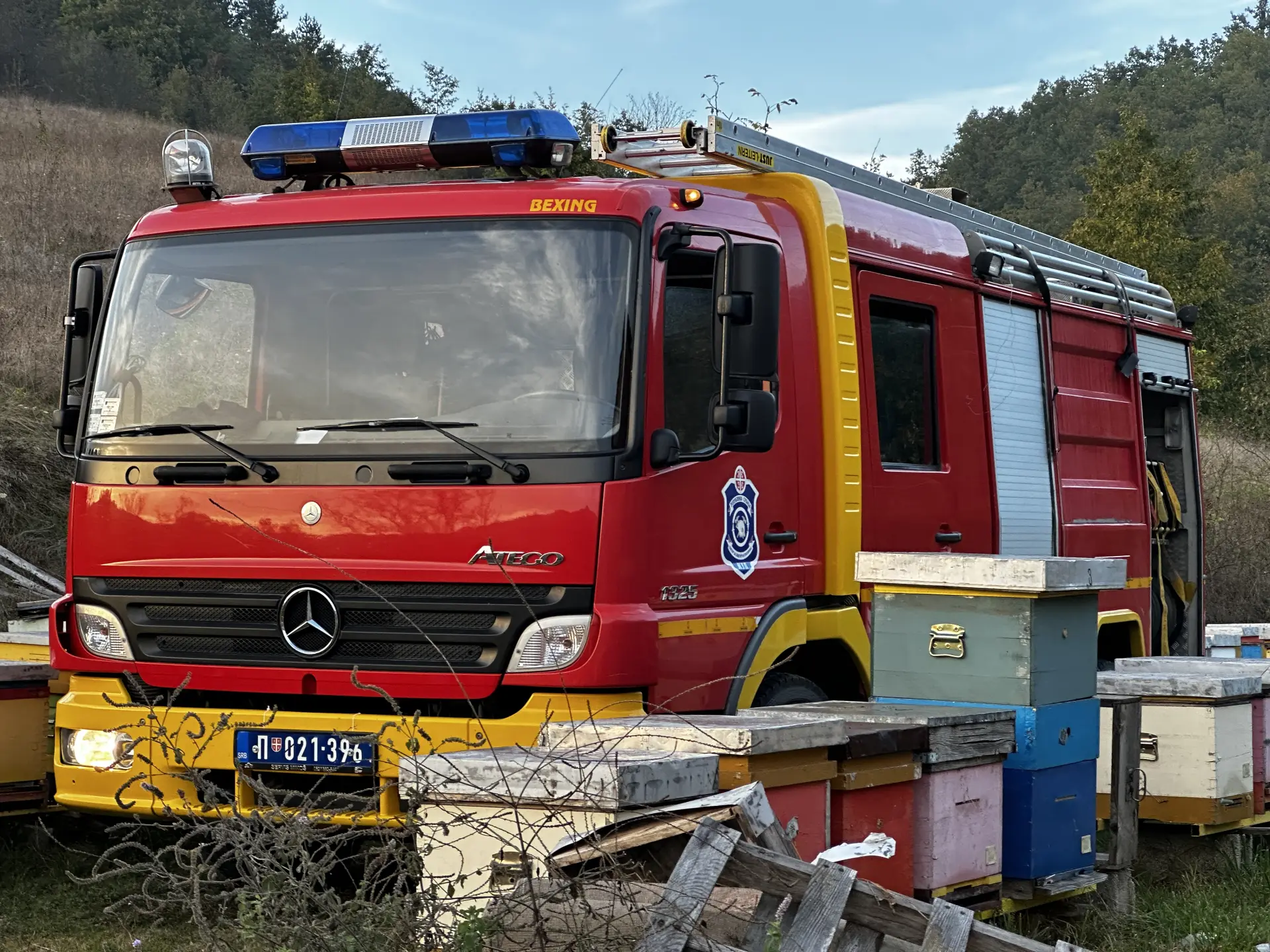 Požar u stambenoj zgradi u Ivanjici, stanari evakuisani: Vatrogasci-spasioci na terenu, plamen odneo krov