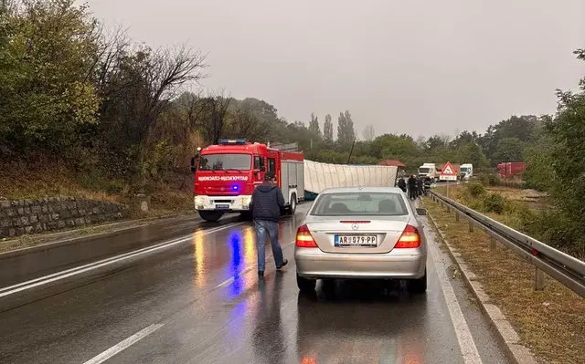 Prevrnuo se šleper preko Rudnika / foto: RINA
