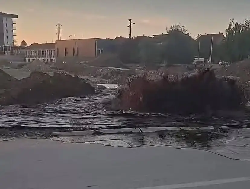 Potop na gradilištu u Aranđelovcu: Pukla kanalizaciona cev - voda šiklja na sve strane, a naseljem se širi jak smrad