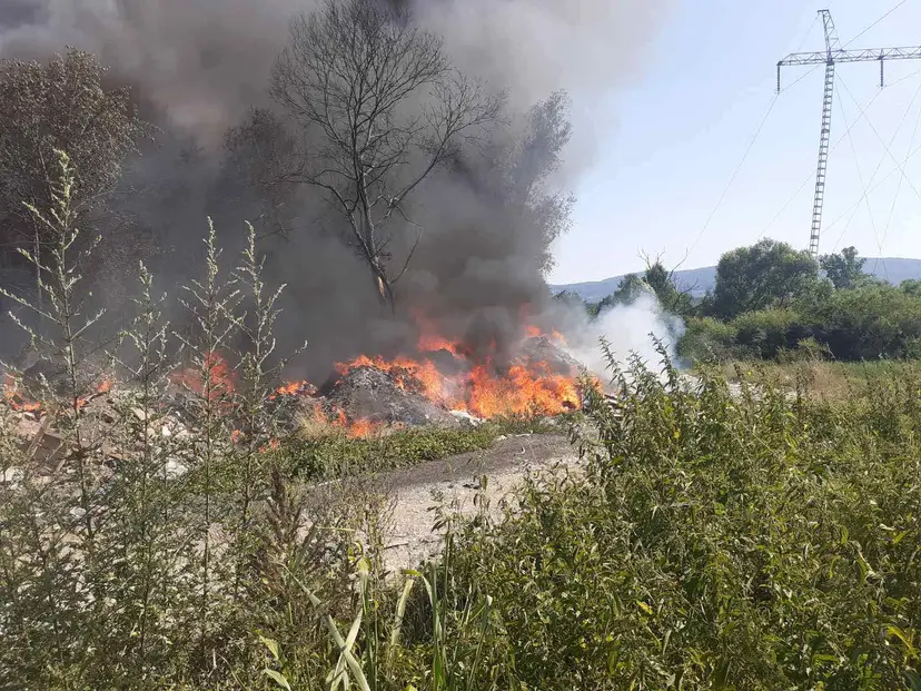 Ne otvarajte prozore - hitan apel za građane Kragujevca: Požar na deponiji saniran, sve ekipe na terenu