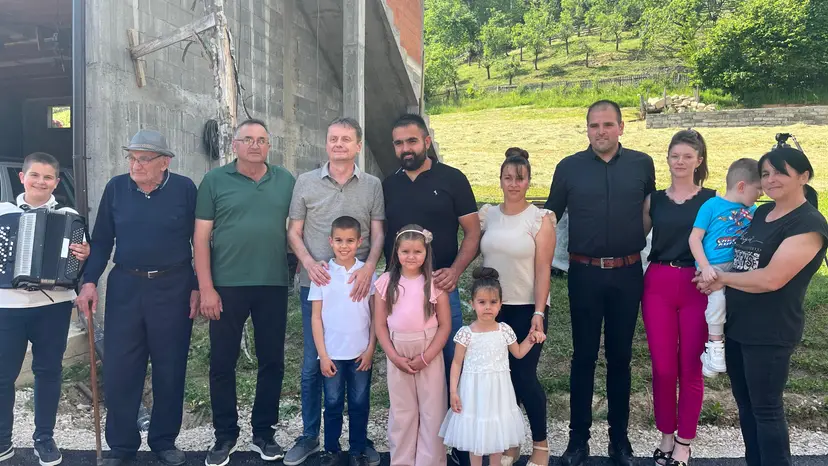 Puna kuća dece i radosti: Domaćinski doček uz harmoniku za ministra Glišića u selu Glog - obećao put u januaru i to je sad ispunjeno (FOTO)(VIDEO)