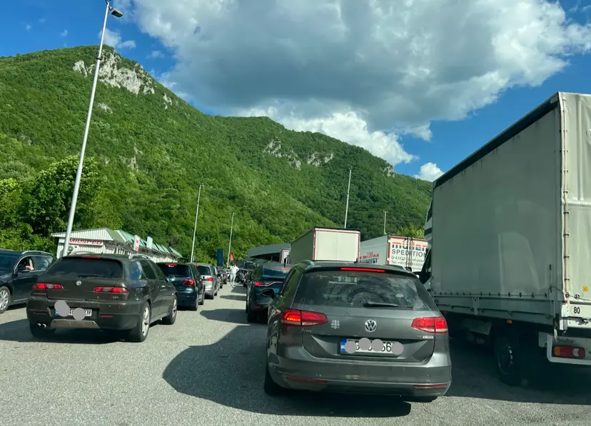 Vozače danas očekuju radovi na više deonica auto-puteva, na granicama zadržavanja za teretnjake do tri sata