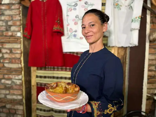 Ona je pobednica u pravljenju domaćeg specijaliteta: Marija iz Mrčajevaca otrkiva kako se pravilno kiseli kupus - kamen na kaci je obavezan (FOTO)