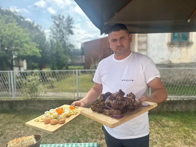Ovo ako pojedete ujutru bićete siti ceo dan: Jovo iz Dragačeva otkriva kako se pravi čuveni hajdučki ćevap (FOTO)