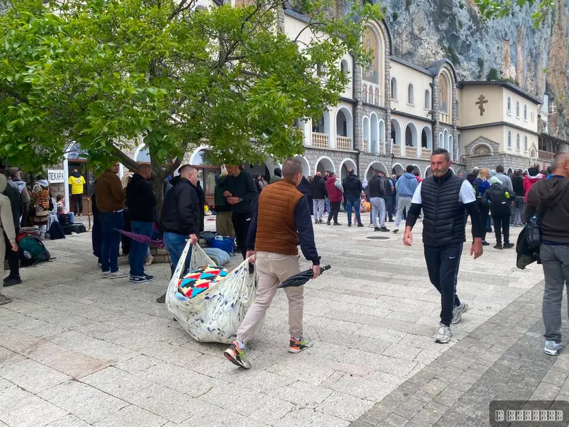 Nestvarne slike ispod Ostroške stene, sve više mladih dolazi da se pokloni moštima sveca: Hiljade vernika kod manastira Svetog Vasilija (FOTO)