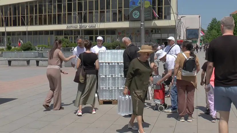 Cisterne sa svih strana stižu u Čačak, besplatna voda deli se na trgu: Solidarnost na delu u teškim trenucima - radnici ne izlaze iz rupe satima kako bi što pre sanirali kvar (FOTO)(VIDEO)