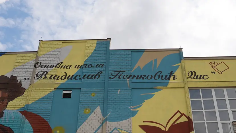 Dis se smeši sa skoro 400 kvadrata: Prelepa slika iz sela Zablaće kod Čačka - oslikan mural čuvenog pesnika na zidu škole (FOTO)(VIDEO)