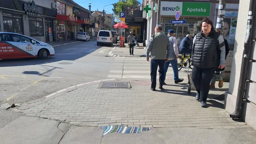 Nesvakidašnji prizor u centru oduševio Čačane: Nepoznati “umetnik” od rupe na trotoaru napravio lepi šareni mozaik (FOTO)