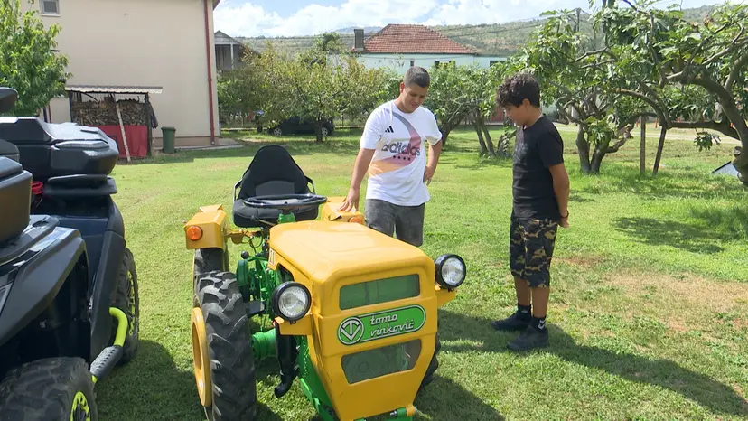 Šta će nam ti skupi telefoni, bolji nam je traktor: Braća Dušan i Đorđe čitav raspust radili poljoprivredne poslove, na kraju sav novac dali za "Tomu Vinković"