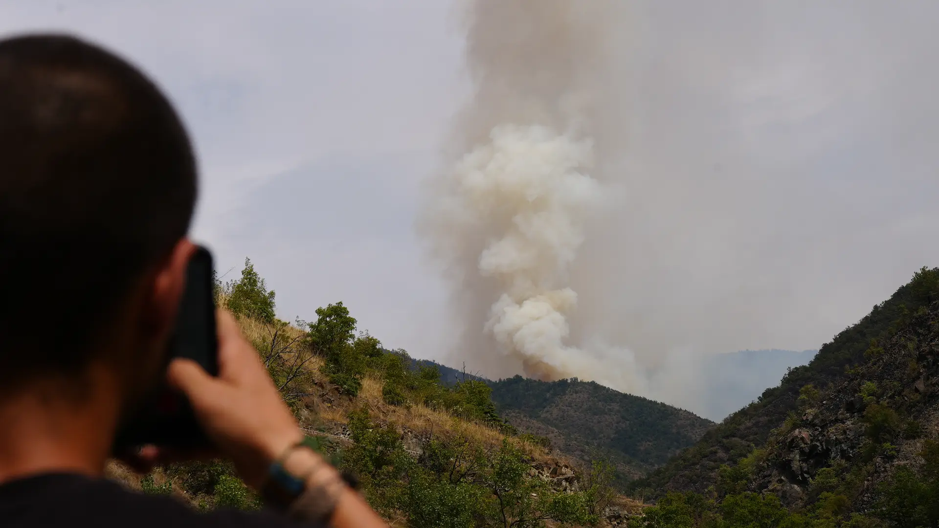 Beli oblak dima i veliko zgarište: Ovo su trenutne slike sa lica mesta sa planine Stolovi gde požari bukte danima - jak vetar otežava gašenje, helikopteri se ni danas ne gase (FOTO)(VIDEO)