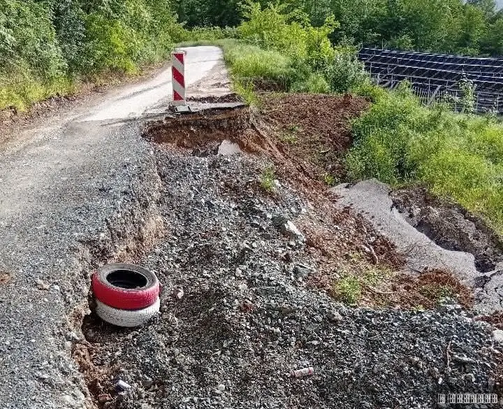 Plašimo se da neko ne pogine, tada će biti kasno: Pokrenuto užasno klizište na loklanom putu kod Čačka, meštani u strahu za svoju bezbvednost (FOTO)