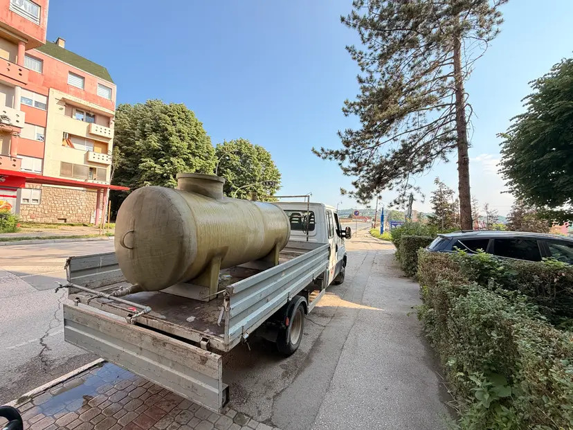 Bez kapi vode - Čačani pokupovali sve zalihe iz prodavnica, od jutros pune na cisternama: Dobre vesti sa terena - radovi na sanaciji ulaze u završnu fazu (FOTO)(VIDEO)