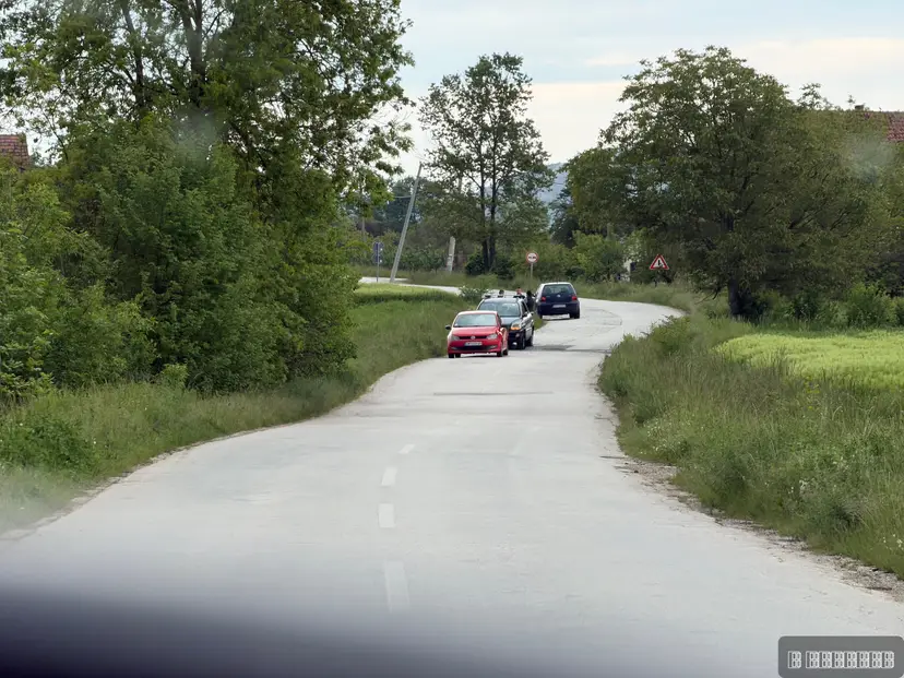 Užas na putu kod Čačka: Automobil pronađen potpuno demoliran - sumnja se da su ga drogirani mladići prvo ukrali a onda namerno uništili (FOTO)(VIDEO)