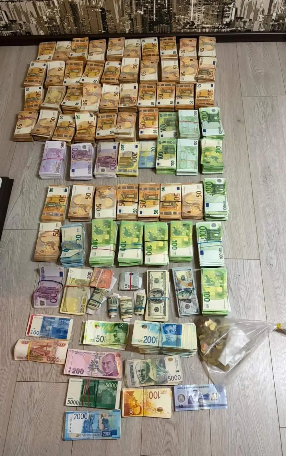Filmska racija u Budvi: Kod Rusa pronađen milion evra, među novcem i srpski dinari – u stanu poligraf i lažne novčanice (FOTO)