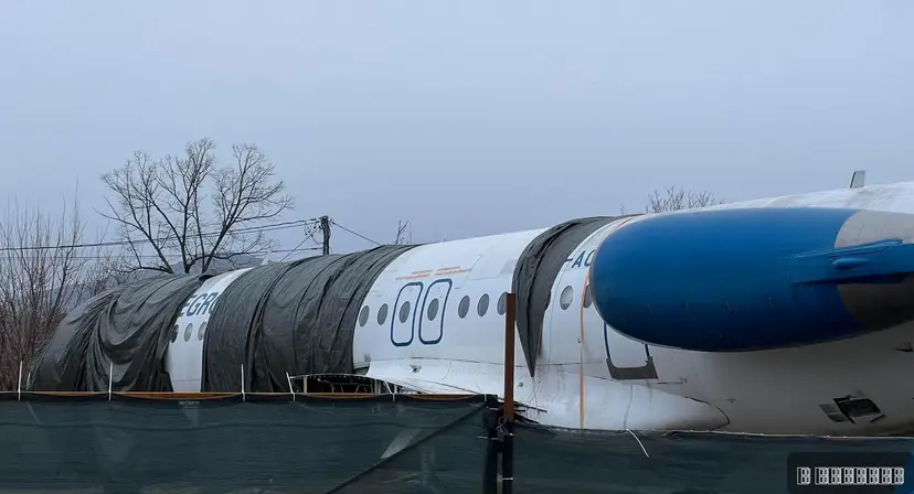 Neverovatan prizor: Nasred livade u Podgorici parkiran avion - kupio ga uspešni biznismen, u pitanju letelica sa bogatom istorijom (FOTO)