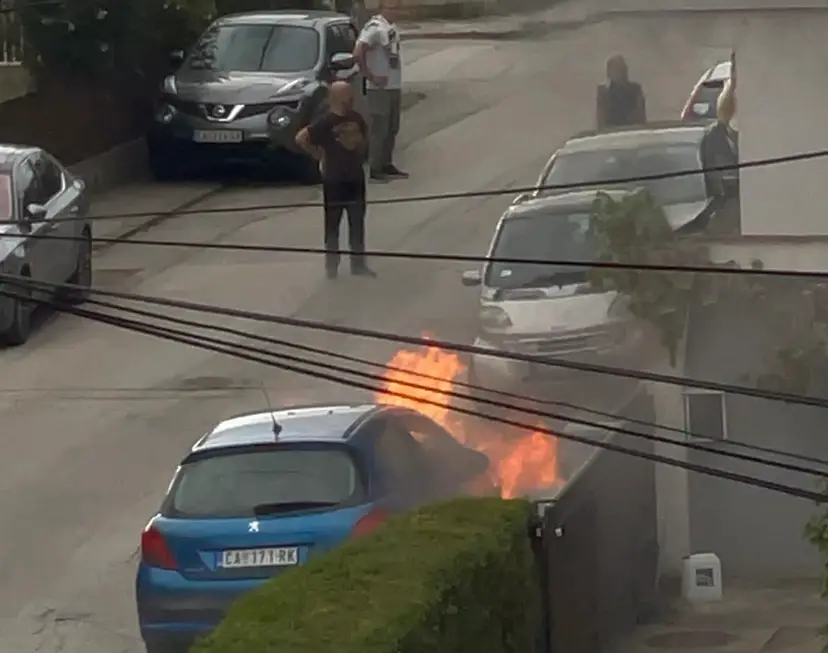 Odjednom je planuo, a zatim se čulo pucaketanje: Drama u Čačku - u porodičnom naselju zapalio se putnički automobil (FOTO)