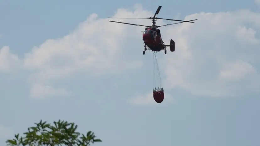 Spašene ugrožene kuće: Preko 100 vatrogasaca na terenu a crveni Kamov se ne gasi - dramatične slike iz doline Ibra, vatra zahvatila 80 hektara šume (FOTO)(VIDEO)