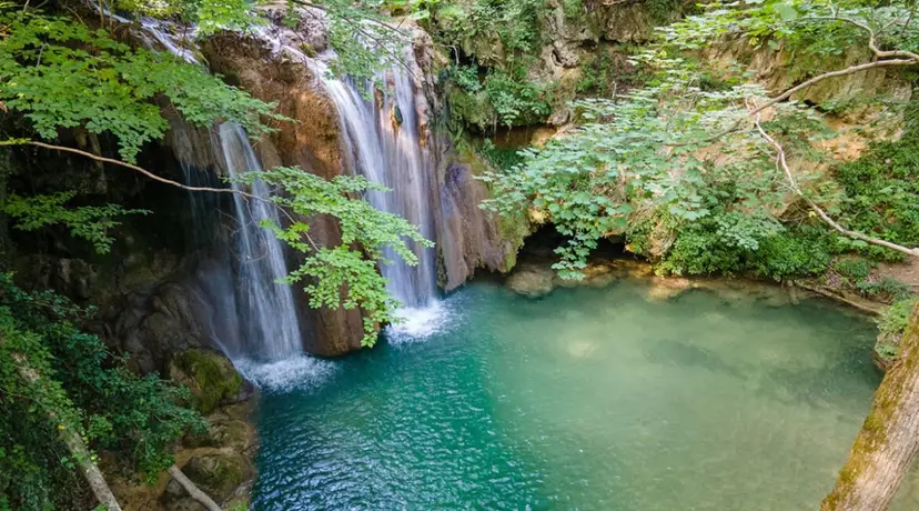 Ovo nije Bali - ovo je Srbija: Nestvarna lepota na istoku, vodopad Blederija visok osam metara i tirkizno jezero sve popularnija destinacija (FOTO)
