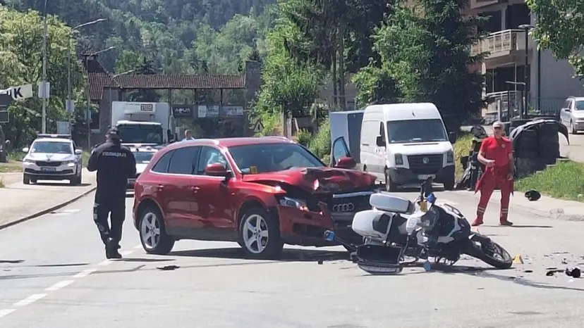 Žestok sudar audija i motora u Prijepolju: Povređen policajac koji se nalazio na službenom dvotočkašu, automobil poprilično smrskan (FOTO)