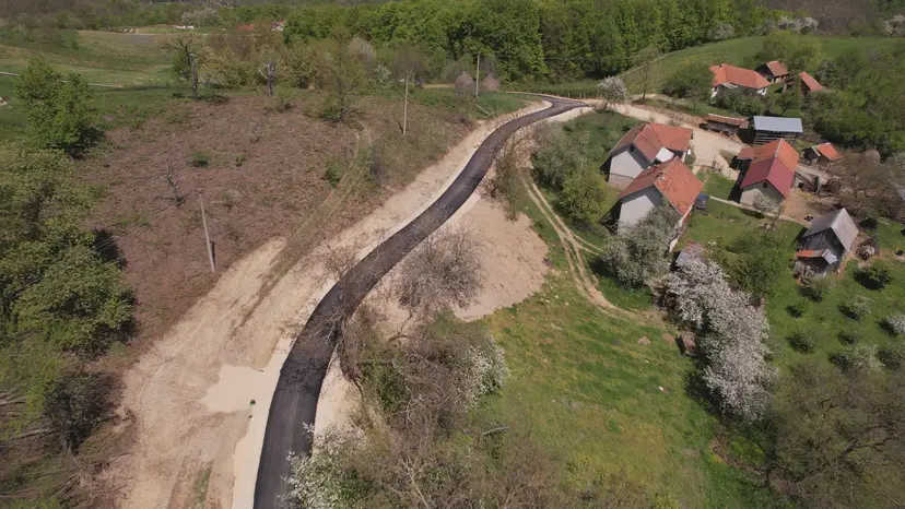 Deset kilometara do najbliže prodavnice: Novi asfalt u dragačevskom selu Viča prozor u svet, meštani decenijama gazili blato (FOTO)