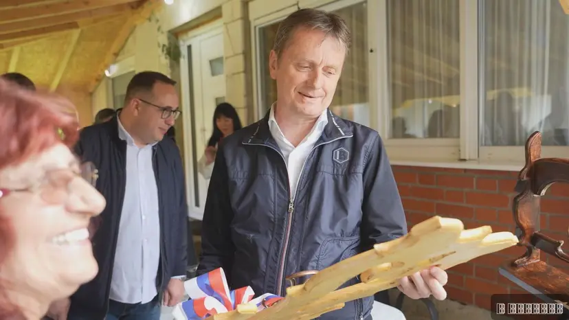 Jedna krava koja daje 25 litara mleka, popije i do 80 litara vode dnevno: Ministar Glišić pomaže vrednim stočarima iz Čukojevca  (FOTO)