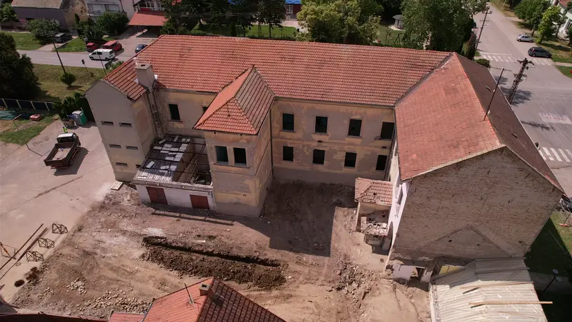 Od ruiniranog objekta do savremene škole za ponos: Zidovi ove ustanove u selu Gajdobra stari su 120 godina, država ulaže preko 700 miliona (FOTO)(VIDEO)