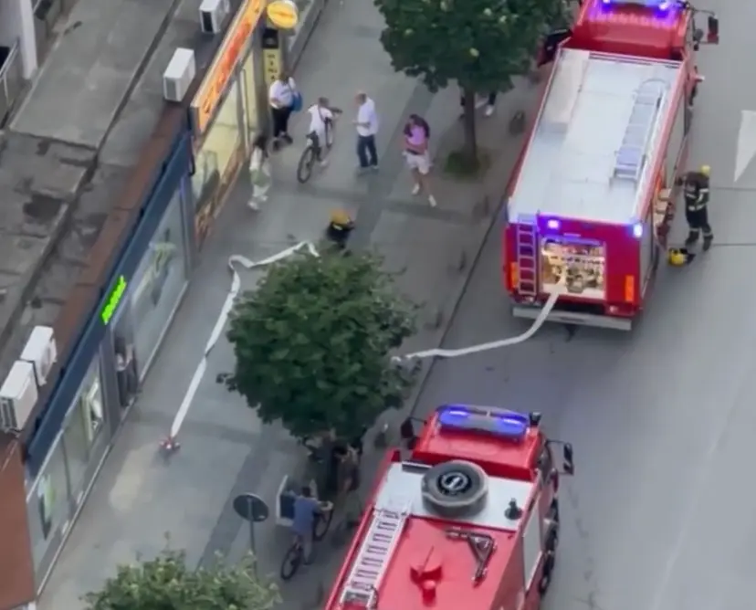 Drama u centru Užica: Izbio požar u prodavnici mobilnih telefona, vatrogasci hitno reagovali (FOTO)(VIDEO)