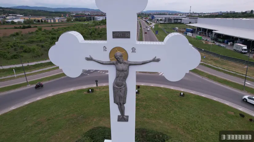 Ovo je jedan od najlepših simbola pravoslavlja u regionu, a nalazi se u srcu Srbije: Đurđevdanski krst visok 18 metara i privlači veliku pažnju - sada sija novim sjajem (FOTO)