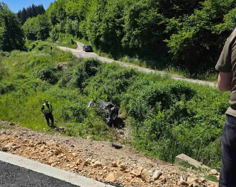 Ovo je auto koje je sletelo u provaliju kod Bijelog Polja: Dve osobe poginule na licu mesta, na terenu i vatrogasci-spasioci