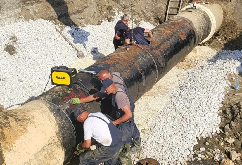 Ovo su pravi heroji: Radnici danonoćno na terenu, voda u Čačak bi trebalo da stigne sutra prepodne - uložili su nadljudske napore  (FOTO)