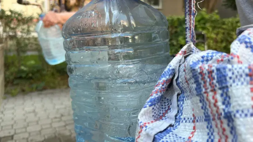 Stigla voda u Čačak: Građanima konačno poteklo niz slavine - ali još uvek moraju da sipaju u flaše i balone iz cisterne (FOTO)(VIDEO)