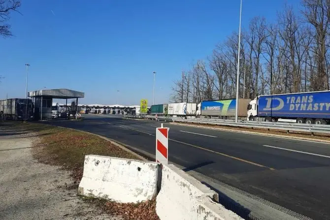 Kolone na izlazu iz Srbije: Kamioni čekaju i do 5 sati, vozači na ivici strpljenja