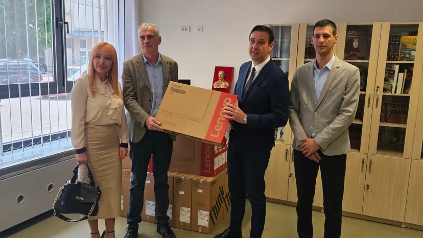Sada su opremljeni kao da su u centru Beograda: Pribojski učenici dobili nove računare od Ministarstva prosvete - informatički kabinet odličan (FOTO)