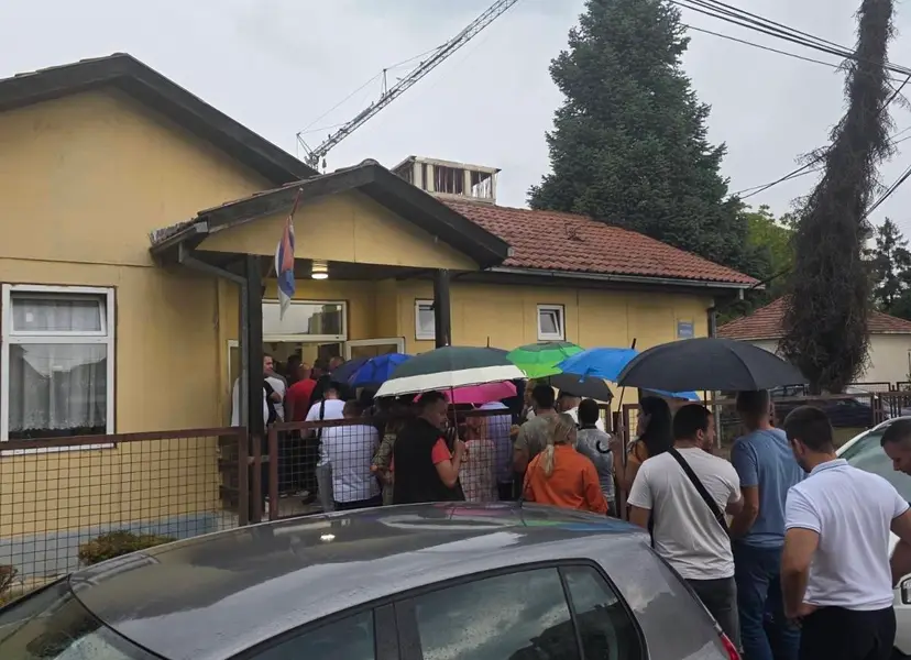 Čačani znaju kome će dati glas: Nikad veća gužva na skupljanju potpisa za SNS listu, na stotine građana dalo svoj potpis za samo jedan sat ( FOTO)