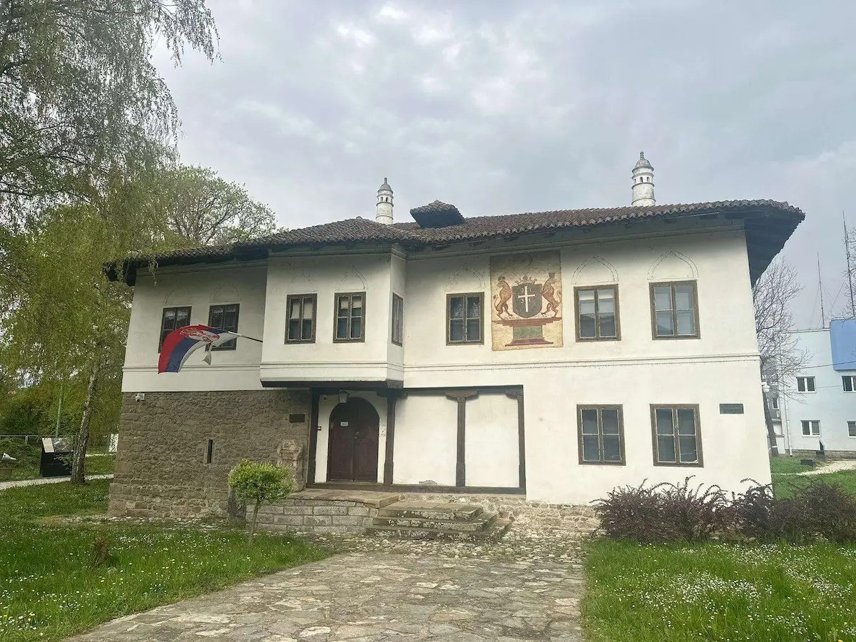 Ovako izgleda izvorni grb dinastije Obrenović: Nalazi se na zgradi muzeja u Čačku, sve više ljudi na njega obraća pažnju (FOTO)