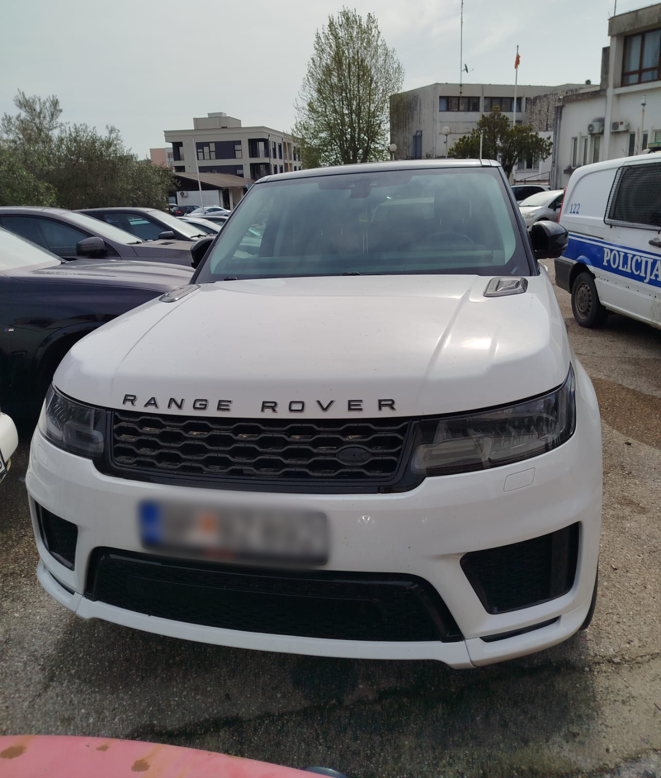 Razbijena zelenaška mreža u Ulcinju: Trojica uhapšena, zaplenjeni pištolj, vozila i oružje