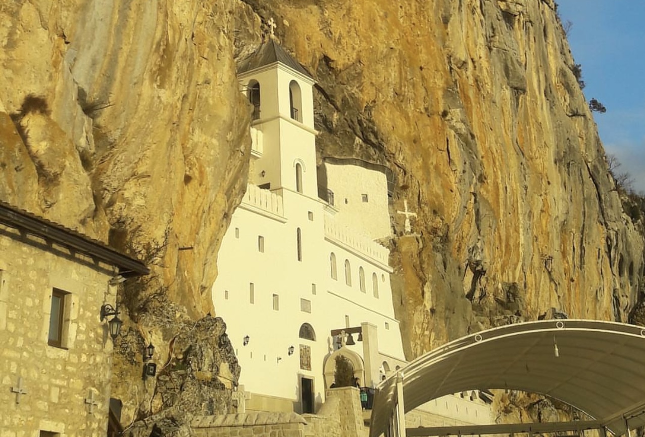 Ušla na štakama kod velikog sveca, izašla bez njih plakajući od sreće: Veliko čudo uoči Vaskrsa u manastiru Ostrog