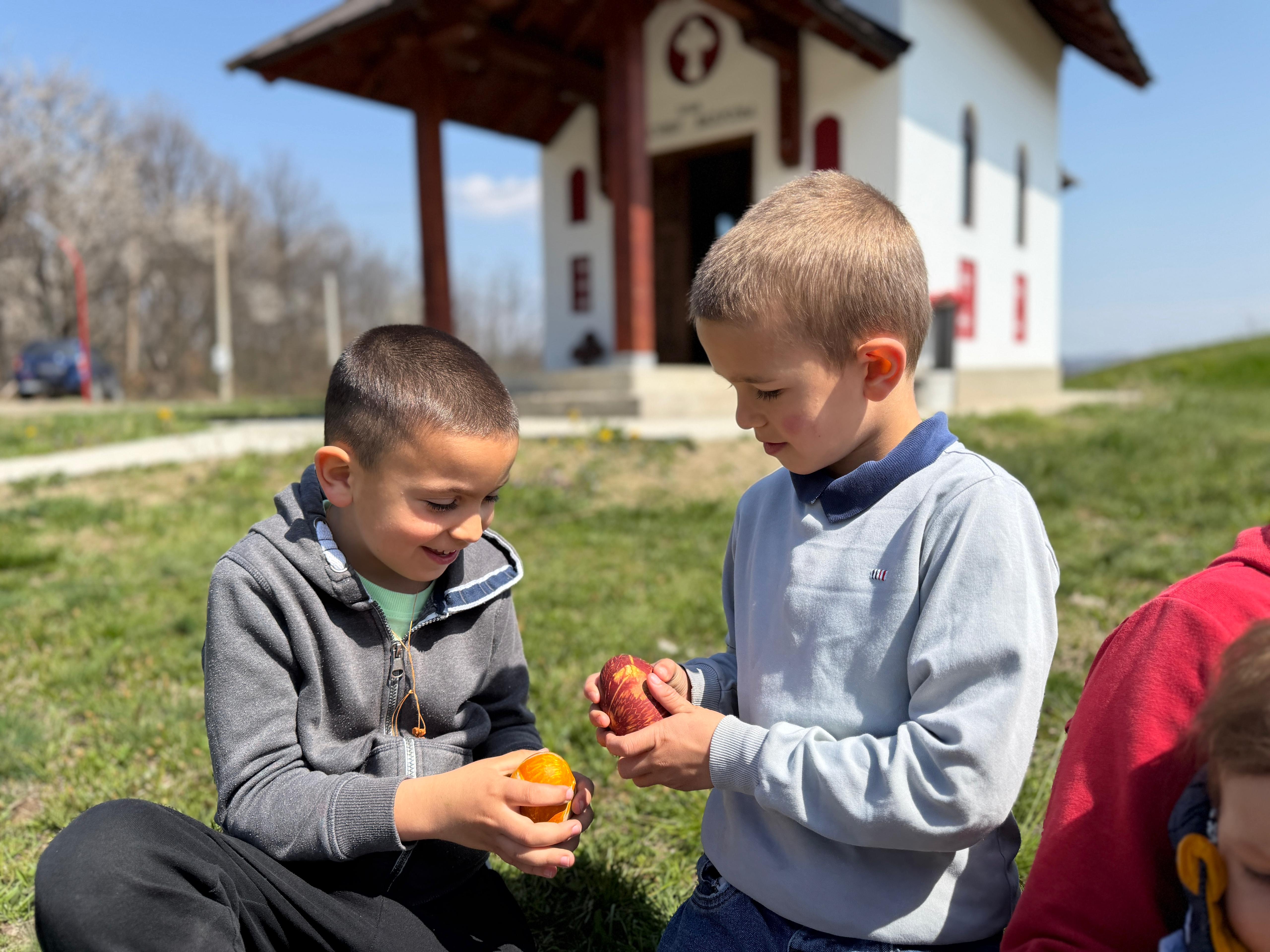 Prelepa slika iz srpskog sela: Mališani ispred crkve čuvaju stare običaje, građevina je mala ali puna vere i ljubavi (FOTO)