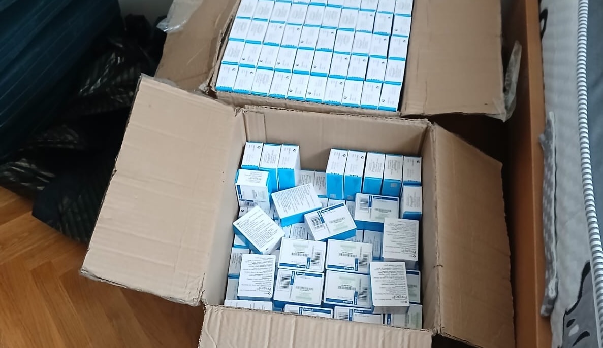 Otkriven ilegalni lanac lekova: U stanu u Baru pronađeno još 2.406 kutija, ukupno zaplenjeno skoro 4.000 medikamenata (FOTO)