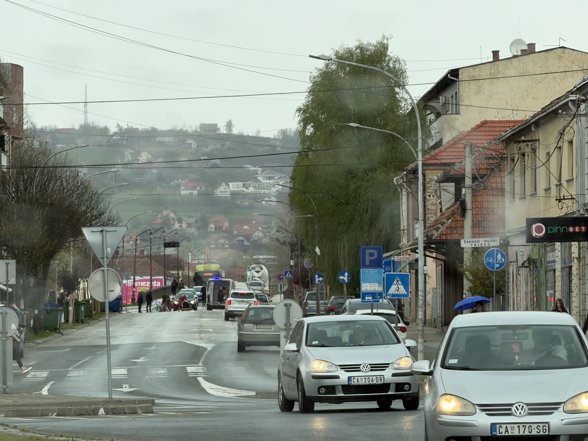 Oboren pešak u blizini mosta, Hitna pomoć na licu mesta: Saobraćajna nezgoda u širem centru Čačka (FOTO) 
