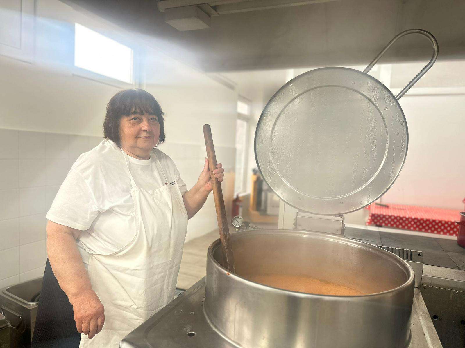 Velika šerpa, ali još veće plemenito srce: Miroslava je najstarija volonterka u Čačku, dvadeset godina ranom zorom dolazi u Crveni krst (FOTO)