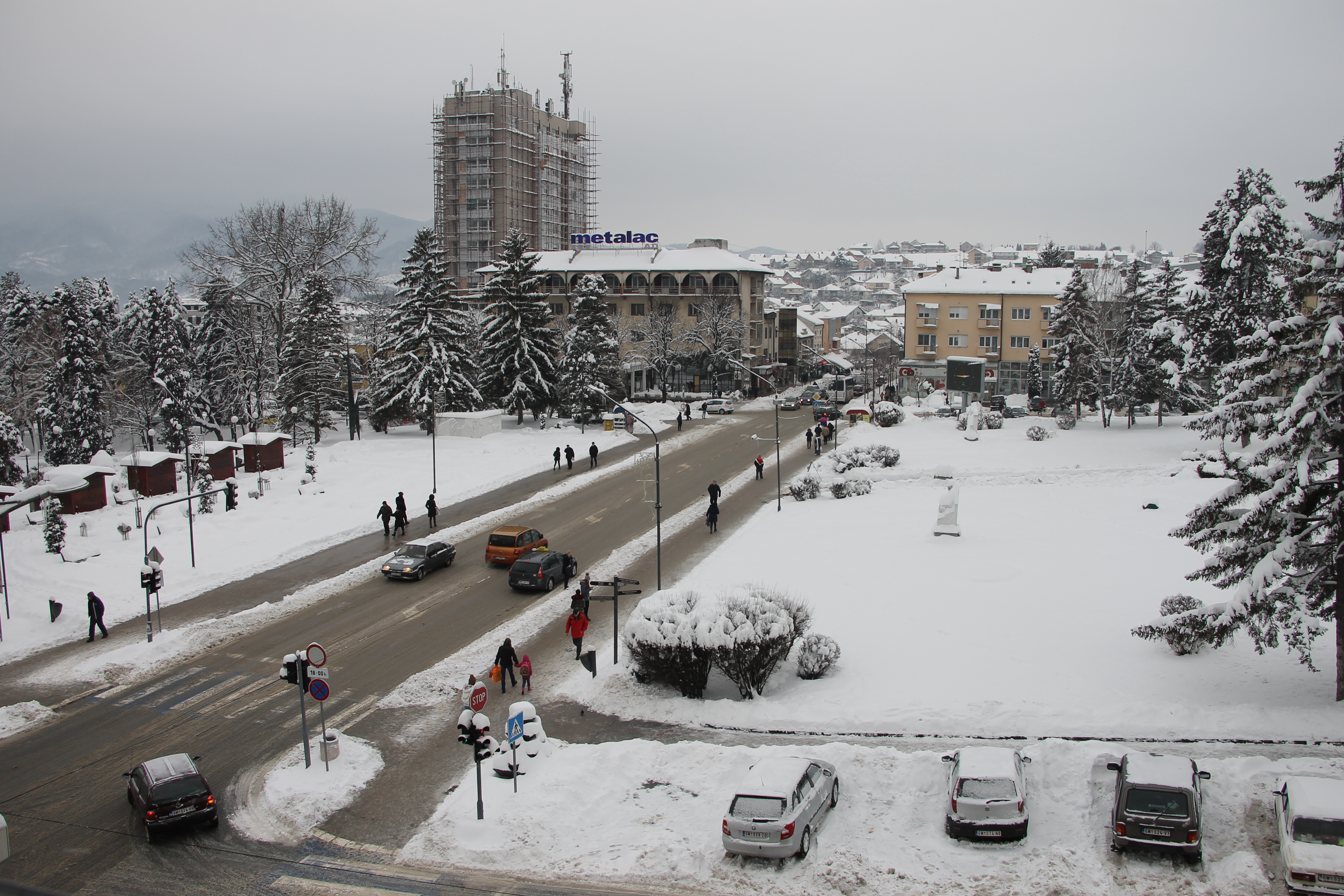 Даноноћно ангажовање на нормализацији ситуације проузроковане обилним снежним падавинама