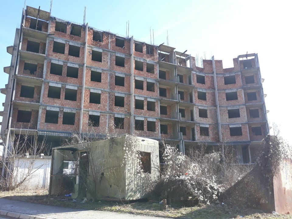 Напуштена згарада налази се на само 50 метара од центра општине Лучани, фото: РИНА / И. Николић