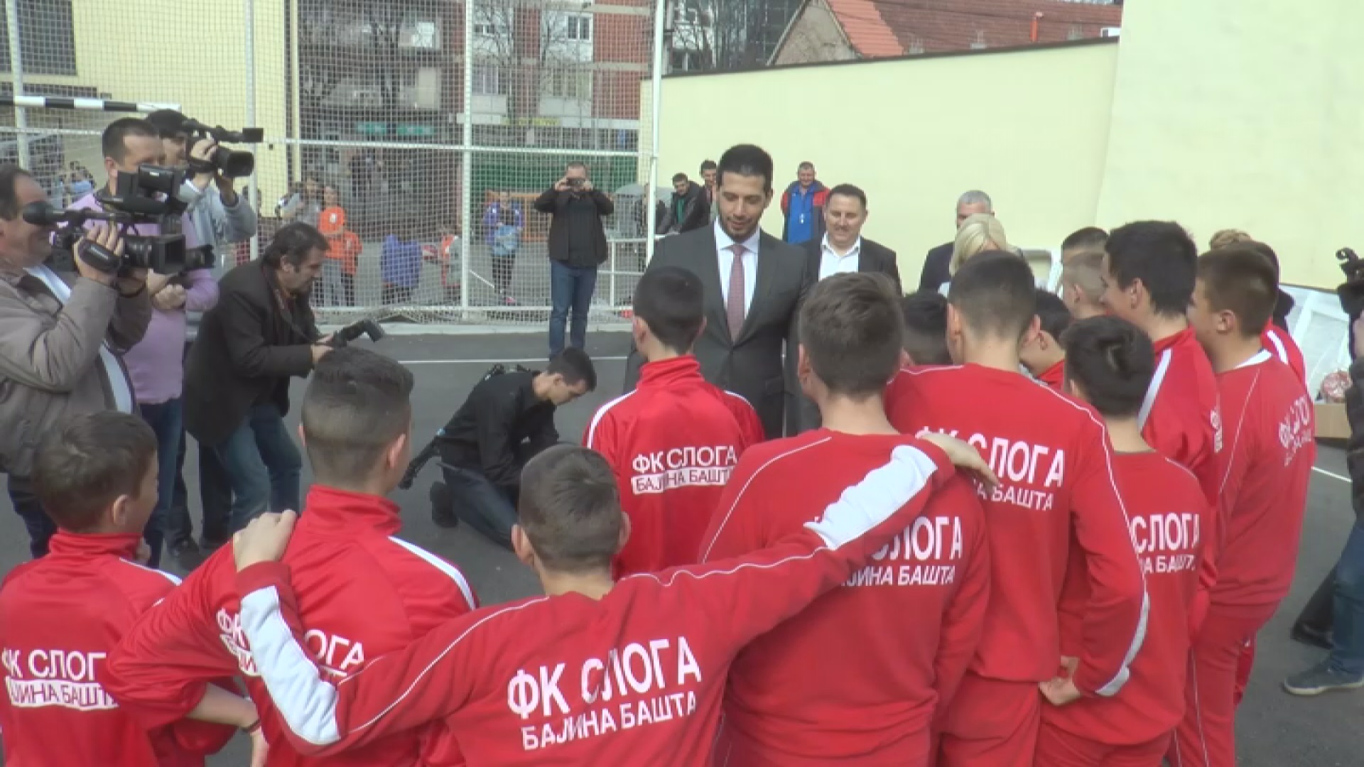 Вања Удовичић одрешио кесу у Бајиној Башти, ђацима донирана вредна опрема