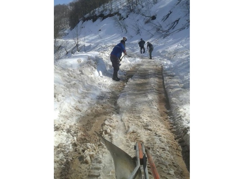 У Србији плус 20, на Јавору се још увек пробијају кроз сметове