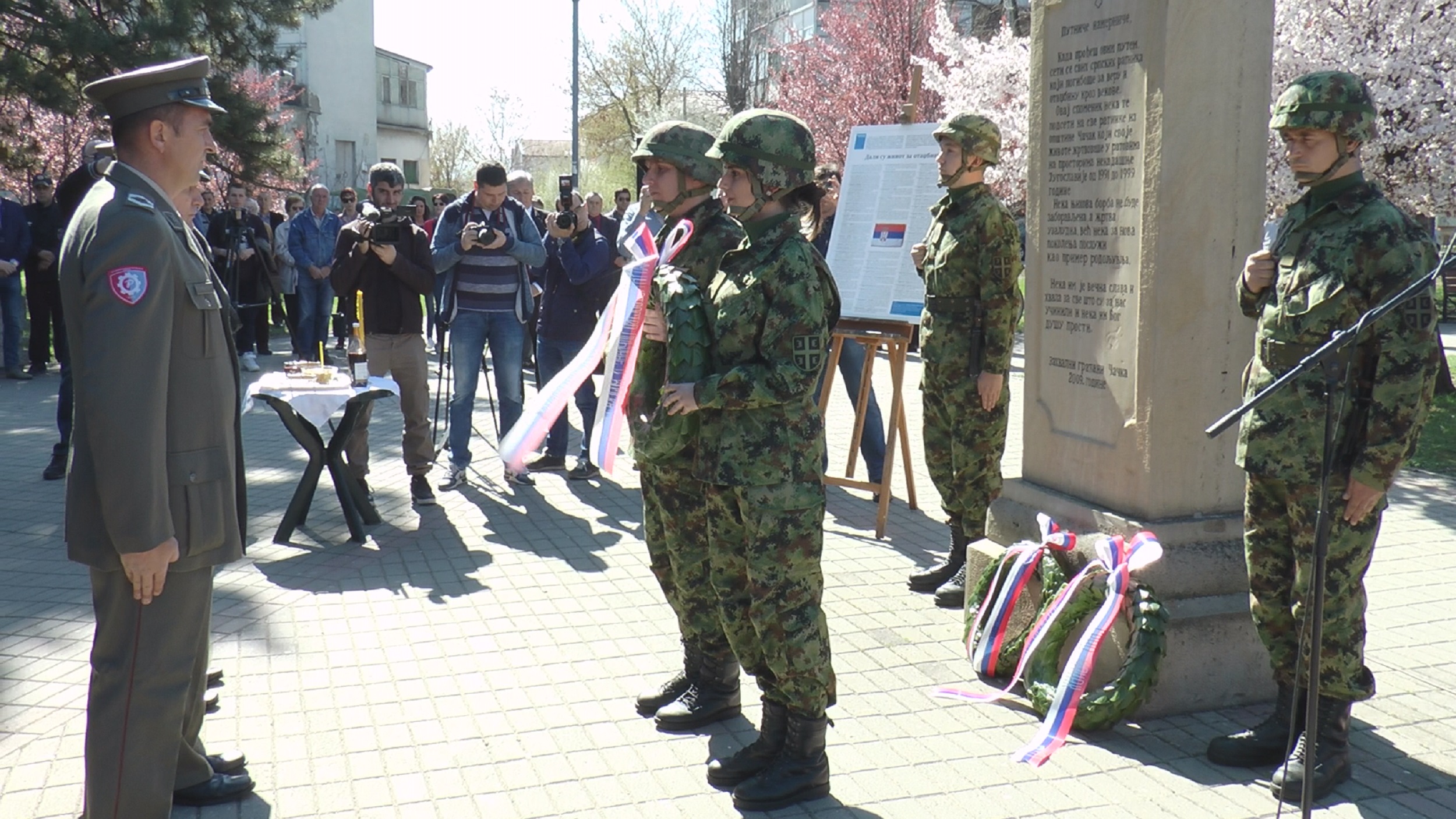 Полагање венаца испред споменика жртвама који су дали живот у рату 1999./Фото: РИНА