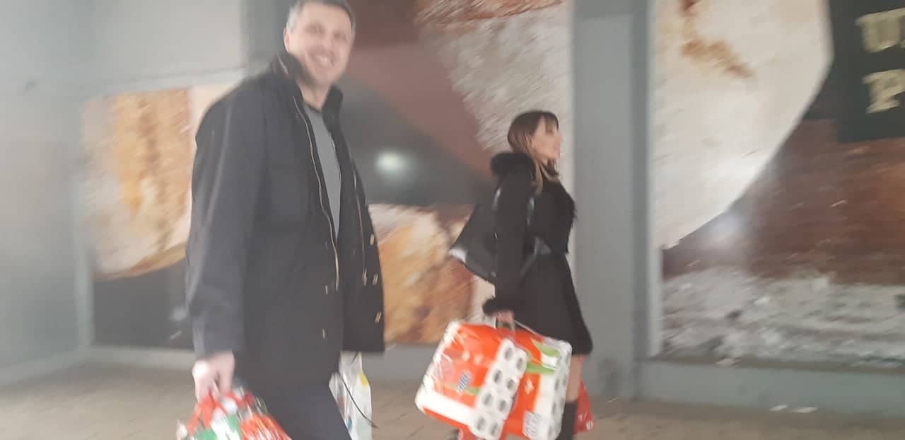 У паузи протеста Бошко Обрадовић слуша супругу