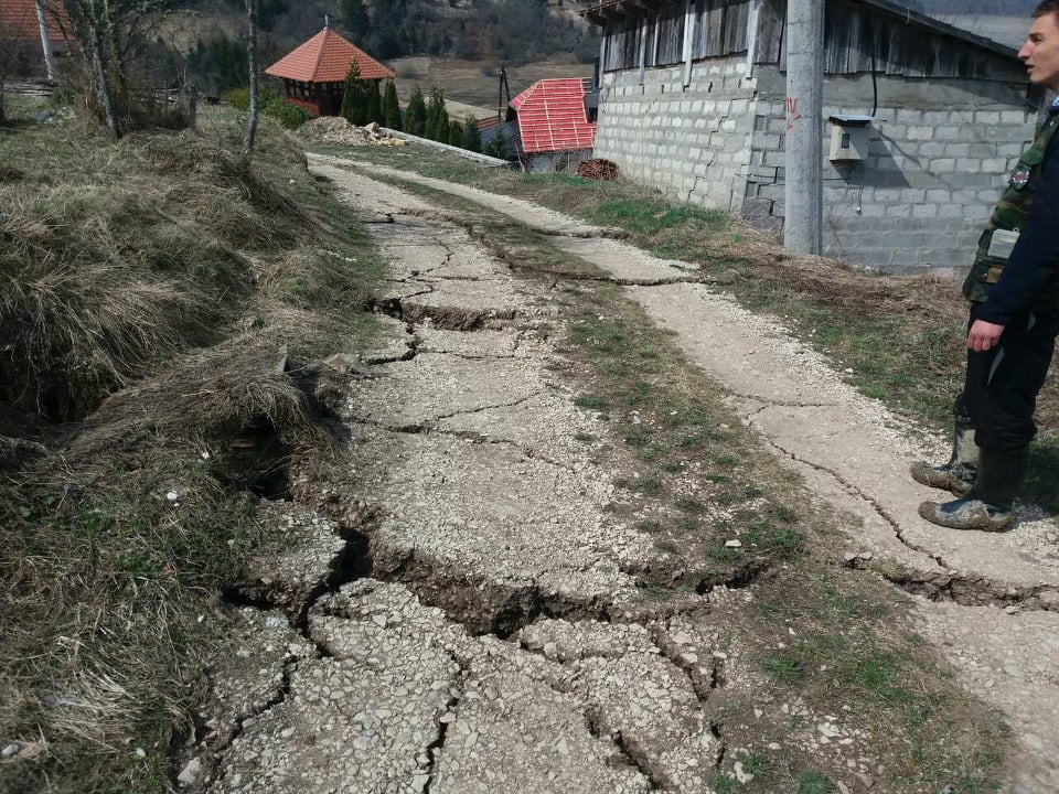 Страдао пут, мештани не могу изаћи из села, фото: НП Тара