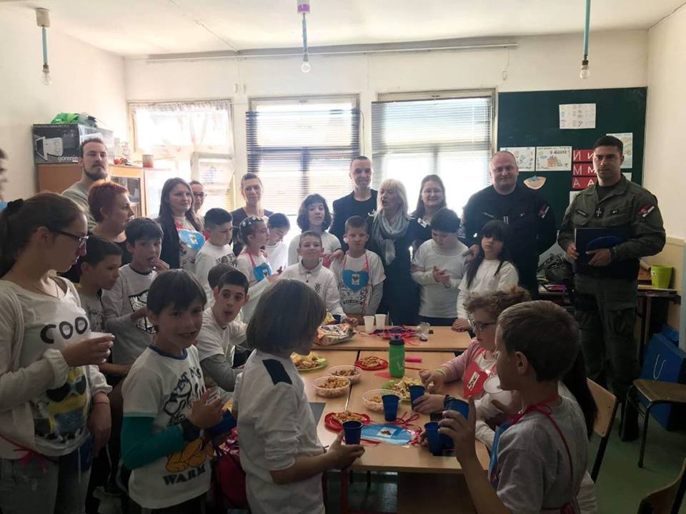 Заједно смо јачи! Жандарми скинули своје еполете и чинове и дали их малим херојима
