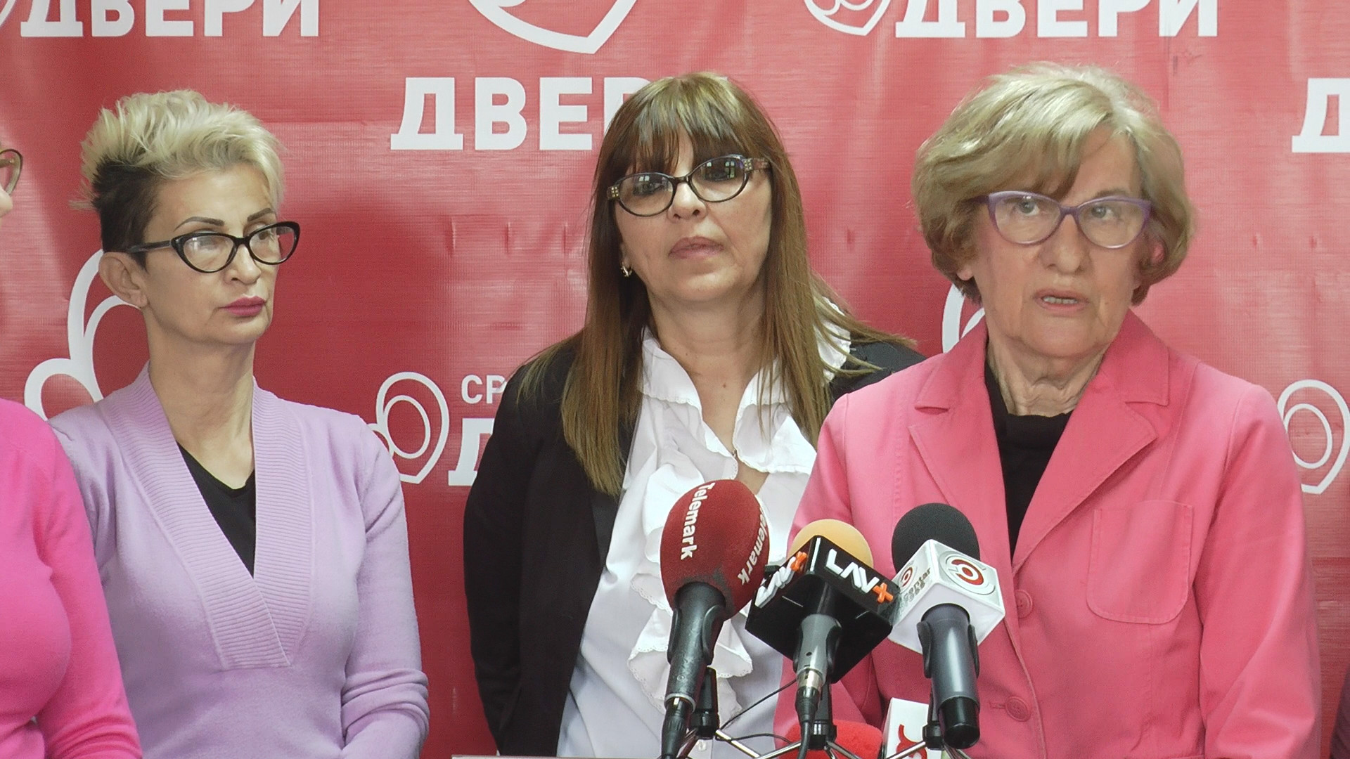Двери: Жене Српске напредне странке су понижене! Док су оне у живом зиду, власт се крије из њих
